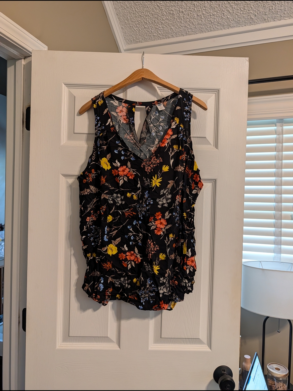 Old Navy Black Floral V-Neck Sleeveless Tank Size XXL Tall